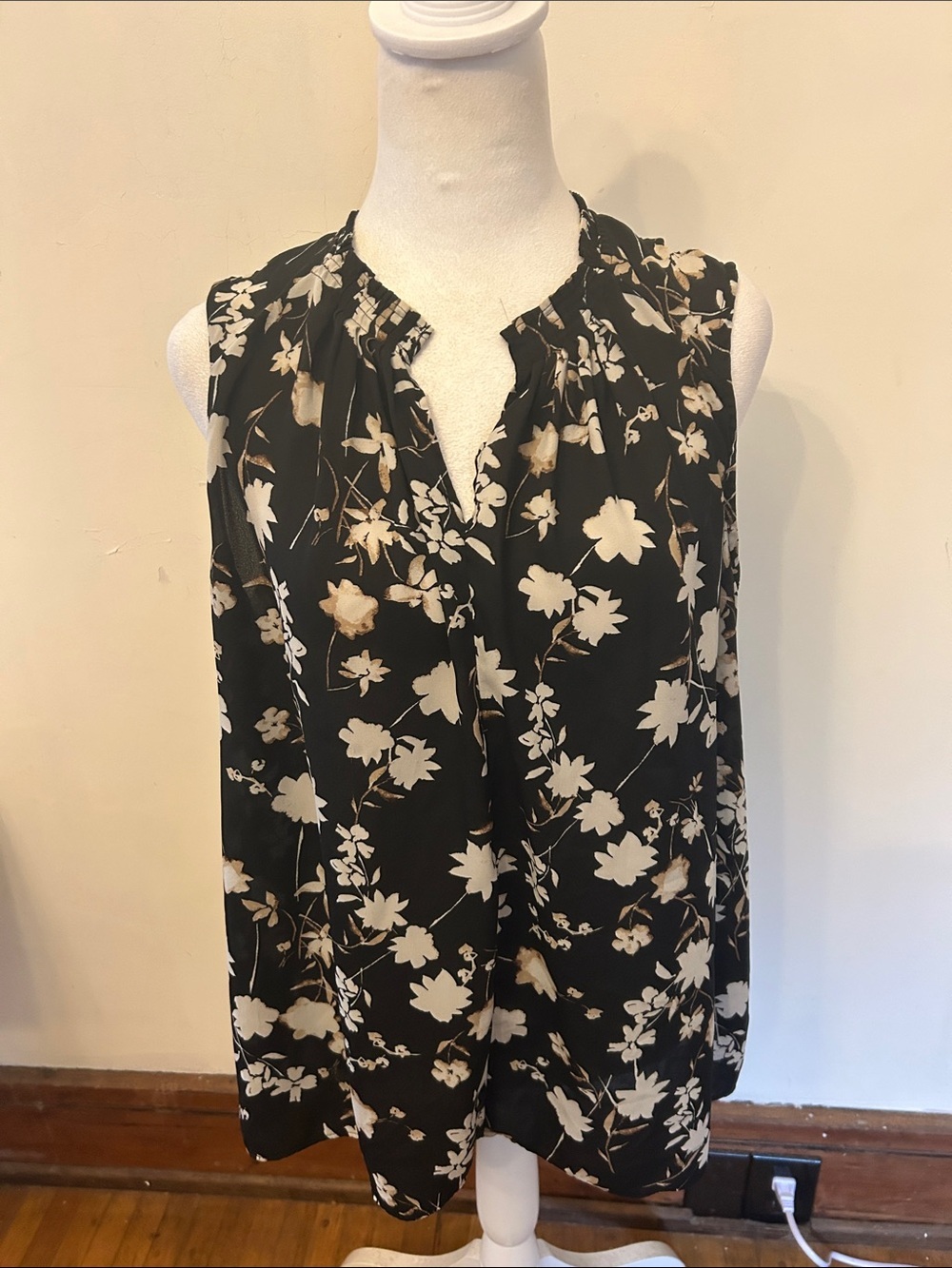 Simply Vera Wang Black Floral split neck Sleeveless Blouse Size XL EUC